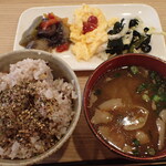 トーコーキッチン - スクランブルエッグ 副菜二品、豚汁、ご飯