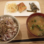 トーコーキッチン - キッシュ 副菜二品、豚汁 ご飯