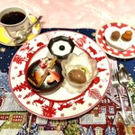 ストラスヴァリウス - マンゴープリン，洋梨のタルト，苺，チョコレートのアイス