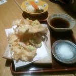 手打ち蕎麦 寺田家 - 空豆と新玉ねぎのかき揚げ