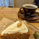 Bake & Beans - キャロットケーキとコーヒー(コロンビア)