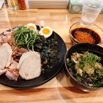 つけ麺本舗 辛部 - のりかつおつけ麺とホルモンご飯（1530円）
