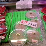 魚幸水産 - 年末近くになるとフグも出る