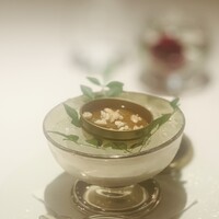 レ セゾン - ②【アミューズブーシュ】
                    山形産ラフランスと鶏のコンソメジュレ