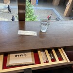 カリガリ お茶の水 - テーブル下の引き出しにメニュー、カトラリー