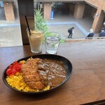 カリガリ お茶の水 - カツカレー1,100円、マンゴーラッシー290円