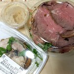 スティバーレ - ローストビーフサラダ（500円）お肉は大判スライス2枚分。野菜がたっぷり、ドレッシングが美味しい～