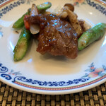 ホテルオークラ 中国料理「桃花林」 日本橋室町賓館 - 牛肉の黒胡椒炒め〜アスパラ‥シャキッと‥牛肉は‥柔らかくジューシーで‥黒胡椒も‥ピリッと‥スパイスガールズも‥お好きかな？笑笑‥♡