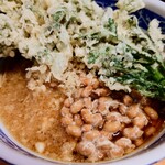 加賀 - サラサラの"たぬき (揚げ玉)"と、大粒の"納豆"。