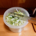 加賀 - 本日はたっぷりと入っているおかげで、瑞々しい状態の"取り放題"葱。