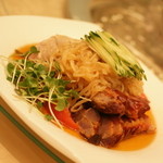 王朝 - 「王朝の味覚」（ディナー１１,８１８円・サービス料別途）の三種冷菜の盛り合せ。２０１４年５月