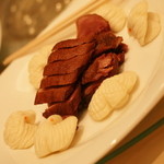 王朝 - 「王朝の味覚」（ディナー１１,８１８円・サービス料別途）の鴨の燻製。２０１４年５月