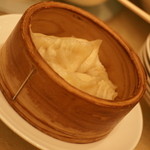 王朝 - 「王朝の味覚」（ディナー１１,８１８円・サービス料別途）の蒸し餃子。２０１４年５月