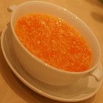 王朝 - 「王朝の味覚」（ディナー１１,８１８円・サービス料別途）のつばめの巣スープ　かにの玉子入り。２０１４年５月