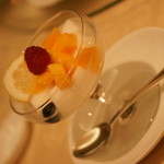 王朝 - 「王朝の味覚」（ディナー１１,８１８円・サービス料別途）のフルーツ入りアーモンドゼリー。２０１４年５月