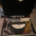 バー トラディション - チョコレートベースでスモークしてもらって、シナモンスティックで混ぜながら飲みます！！