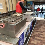 海湖館きらく市食堂 - 入口の焼き台