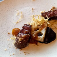 スケープス ザ スィート - 国産牛もも肉　藁味噌と白胡麻クランブル