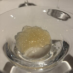 パトゥ - こちらまずは最初のひと皿め。上に乗っているキラキラしたジュレがトマト味だなんて信じられない！