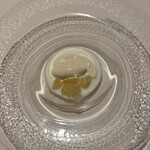 パトゥ - 最初の前菜と、白と透明感のある黄色という同色で韻を踏むように締めるデザート。複雑な風味が交錯して見事。