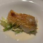 パトゥ - このうろこの見事な焼かれ具合。「うろこだけを別に揚げ焼きにするような感覚」とシェフは仰いましたが、そんなこと出来るのは天才だけ！