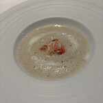 パトゥ - 日の丸の如くおめでたく、ほっこり温かい日本のフレンチを体現する菊芋と毛蟹を使った優しいスープ。