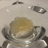 パトゥ - こちらまずは最初のひと皿め。上に乗っているキラキラしたジュレがトマト味だなんて信じられない！