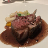 パトゥ - こちらがメインを張る「蝦夷子鹿のロースト　ソースポワヴラード」。主役として堂々と映える圧巻の赤身肉！旭川よ、ありがとう！