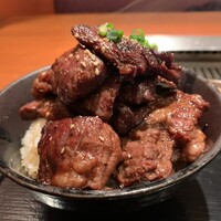 焼肉家 KAZU 神楽坂 - サガリ丼 肉増し（2倍） 、ライス大盛