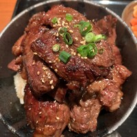 焼肉家 KAZU 神楽坂 - サガリ丼 肉増し（2倍） 、ライス大盛
