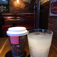 渋谷アチェーゾ - ドリンクバーは持ち帰り用カップもある
