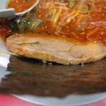 山岡家 - 辛味噌ラーメン820円のチャーシュー厚み(2024.12.8)