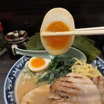 麺屋 武士道 - 特製！濃厚豚骨ラーメン(醤油・並) 煮玉子