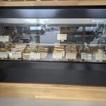 N.fluffy - 反射して見にくいですがショーケースにシフォンケーキが並んでます