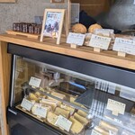 N.fluffy - 店内、シフォンケーキが並びます。棚上はクッキーやカヌレ等