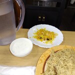 パーク ラホーリー レストラン - ビリヤニかと思ったら違う　　干しブドウ入ってる　甘いデザートの立場?　ライタもスパイシーで酸っぱいです