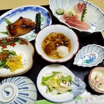 若松屋 村井六助 - 鰤照り、刺身、お浸し、ナメコおろし、自家製お新香、海鮮マヨ和え