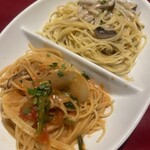 ガフーリオ - 2種盛りパスタランチ（1000円・ドルチェ付＋200円）のパスタ（広島産牡蠣と福岡春菊のトマトソースパスタ 和歌山シラスときのこのオイルパスタ）