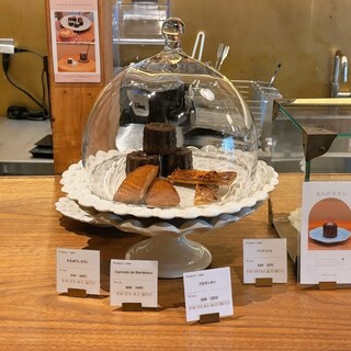 珈琲とカヌレ_1