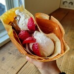 クレープ えんどう - シュガーバターに生クリーム、クーベルチュールチョコ、いちご