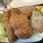 しすい亭 - 中央の串かつの下には玉子のクリームコロッケが