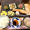 食堂でべこ。
