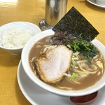 うまいヨゆうちゃんラーメン - ラーメン950円・半ライス100円