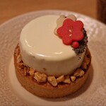 カフェ ラーチ - 黒ごまムースのタルト