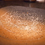 とんかつ マンジェ - 陶板に撒かれたブレンド塩