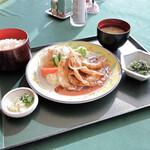 満濃ヒルズカントリークラブ - オリーブ豚生姜焼き、小鉢、ご飯、味噌汁、漬物