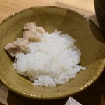 麺や 紀茂登 - サービスご飯　お肉付き