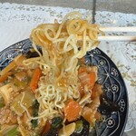 Shisen Tei - 四川炒面，筷子夹起，略微焦脆的部分也有