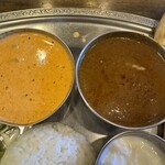 サールナート - 左骨なしチキンのトマトクリームソース、右マトン