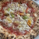 モキチ鎌倉 - シラスとニンニクが効いたトマトベースのピザ〜♪